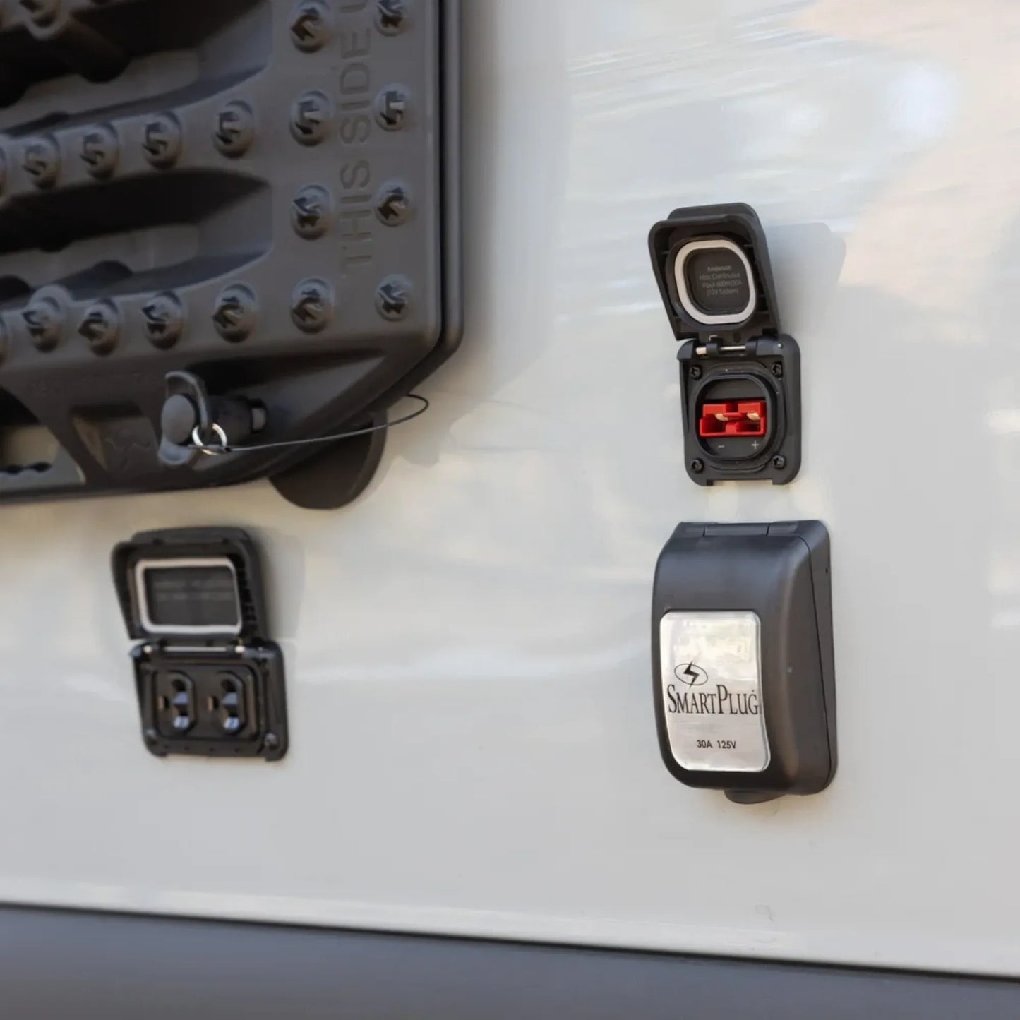 Anderson solar connection socket Ventura Series panel mount design